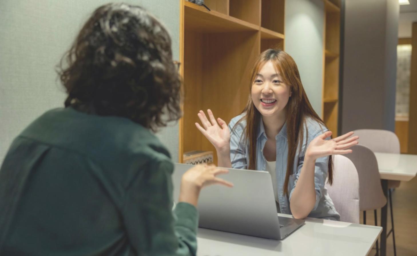 Équipe professionnelle travaillant sur des stratégies financières